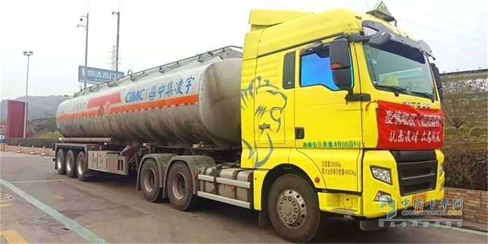 中集凌宇危化品液體運(yùn)輸車(chē)