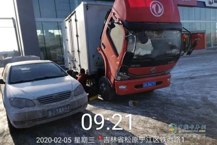 卡友肖昌文駕駛的東風(fēng)多利卡因電子熄火器時長太久半路損壞，東風(fēng)輕卡服務(wù)站及時救援搶修