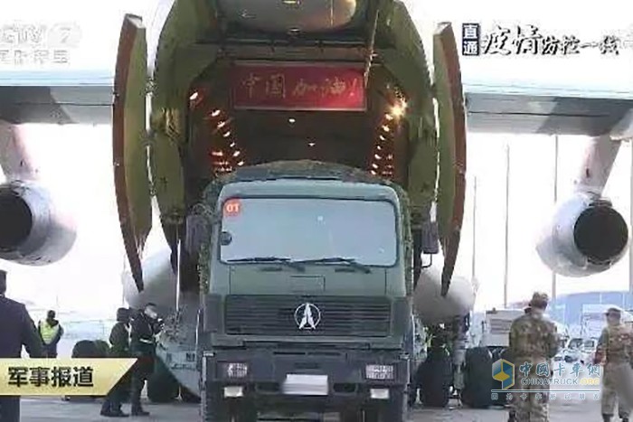 圖為滿載眾多醫(yī)療物資的北奔重卡，與解放軍醫(yī)護(hù)人員并肩作戰(zhàn)，馳援武漢，助力火神山醫(yī)院醫(yī)療救治任務(wù)