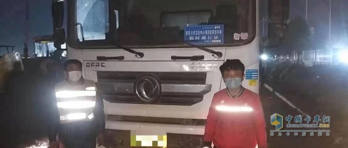 東風(fēng)輕型車陜西弘毅服務(wù)站為抗“疫”物資運輸車提供緊急維修服務(wù)