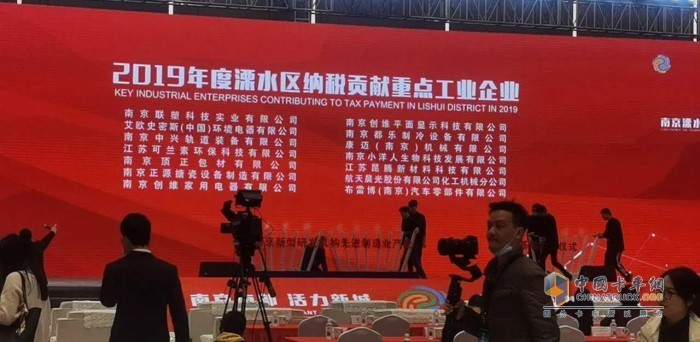 可蘭素公司(左行第四個(gè))獲獎(jiǎng)