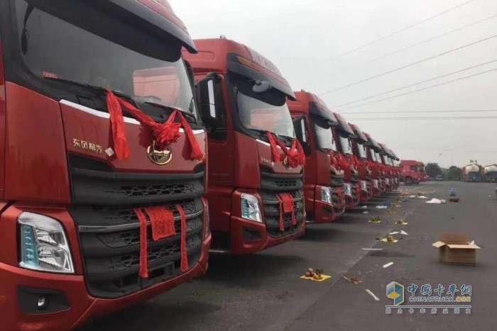 搭載玉柴發(fā)動機(jī)的乘龍柳汽牽引車