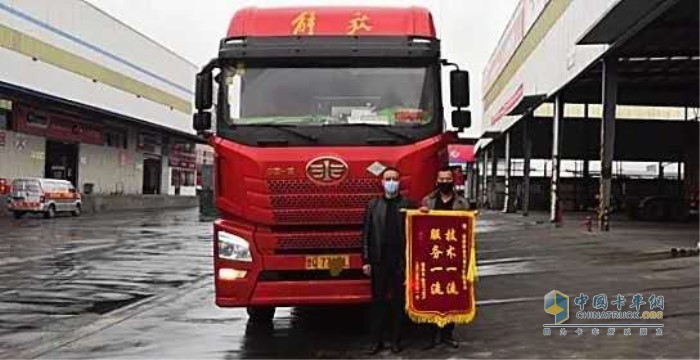 老張將寫有“技術一流、服務一流”八個大字的錦旗送到了濰柴舒創(chuàng)服務站