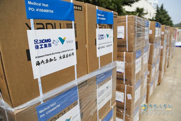 貼有“海內(nèi)存知己，天涯若比鄰”中英雙語的批量防疫物資整齊排列在現(xiàn)場