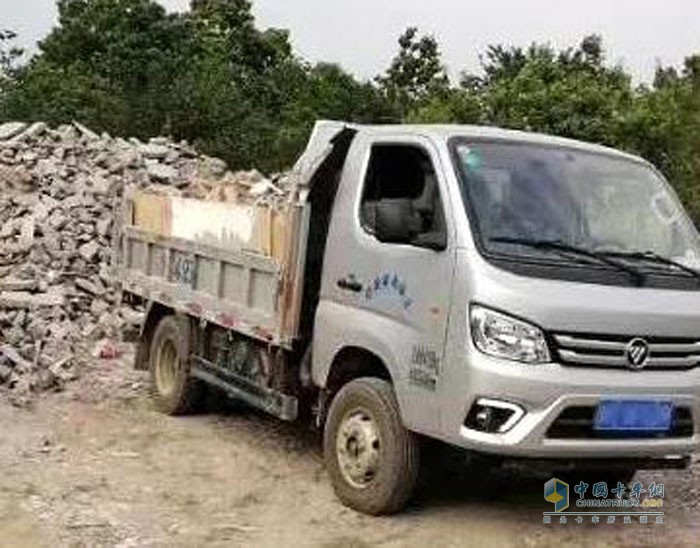 福田小金剛在鄉(xiāng)村道路載運(yùn)砂石等，能拉快跑，輕松應(yīng)對