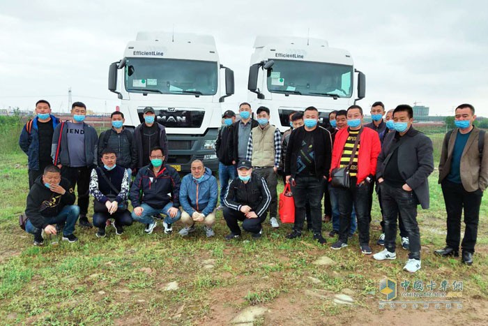 曼恩高效駕駛培訓(xùn)團(tuán)隊(duì)與順豐及其共建車(chē)隊(duì)運(yùn)營(yíng)伙伴合影留念
