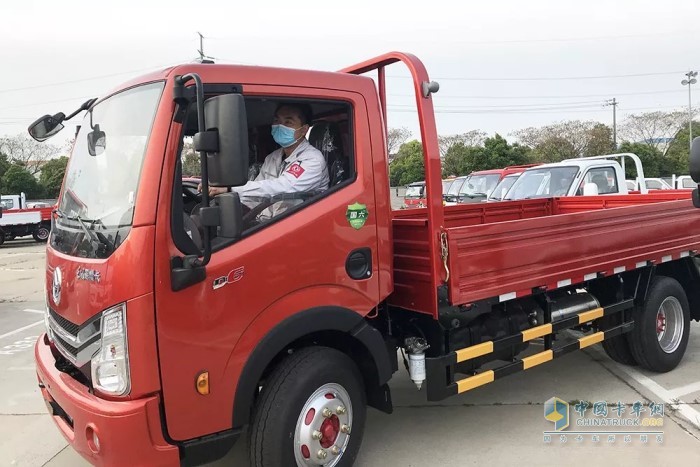 對接收到的商品車進行品質(zhì)確認后等待發(fā)往全國各地
