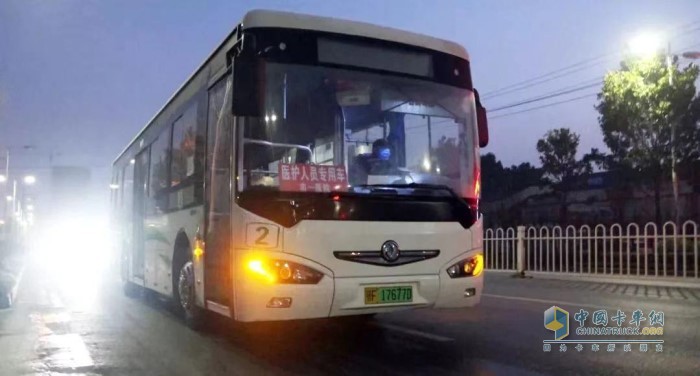 東風(fēng)汽車股份旗下東風(fēng)襄陽旅行車有限公司立即安排專人進(jìn)行工作對接，全力做好在線運(yùn)營車輛的服務(wù)保障