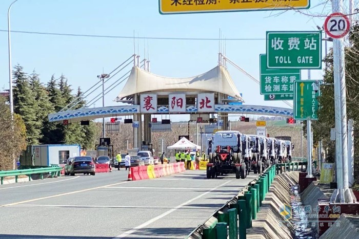 11臺來自東風(fēng)汽車股份的防疫霧炮車專用底盤從湖北襄陽出發(fā)，并于當(dāng)日24:00抵達(dá)位于長沙的中聯(lián)重科改裝基地