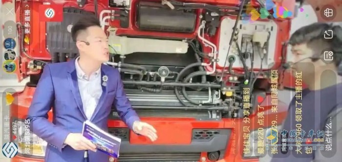 工作人員通過對國六天然氣展車的外觀、配置及內(nèi)飾的講解，讓手機(jī)前的觀眾們直觀的感受到陜汽車輛的價值優(yōu)勢