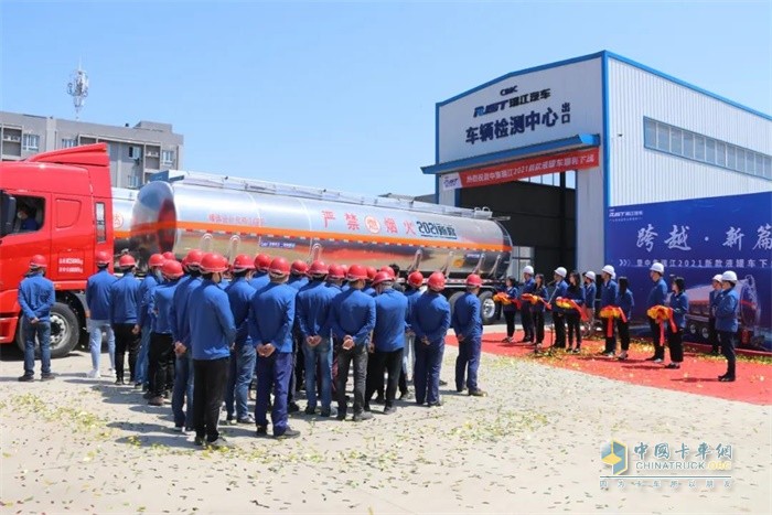 領導為2021新款液罐車下線剪彩