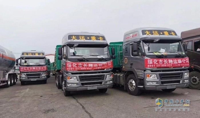 王術國的車隊現(xiàn)有45臺大運重卡，全部搭載康明斯X12發(fā)動機