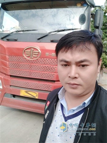 王軍與他的解放青汽JH6牽引定義車(chē)