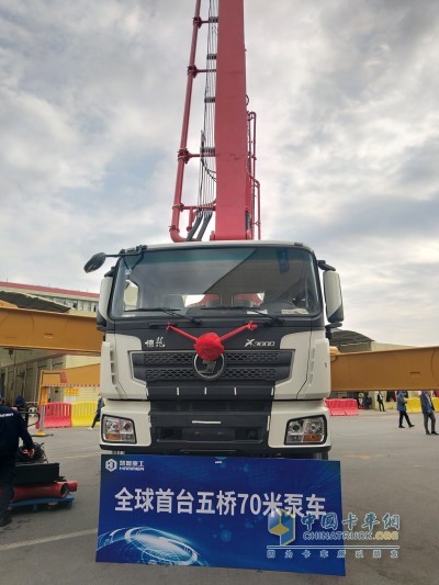 搭載陜汽底盤(pán)的混凝土泵車(chē)