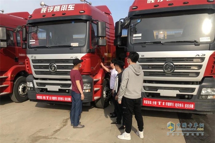銷售人員分別就軒德產(chǎn)品動力性、舒適性、可靠性等優(yōu)勢亮點進(jìn)行了詳細(xì)地講解