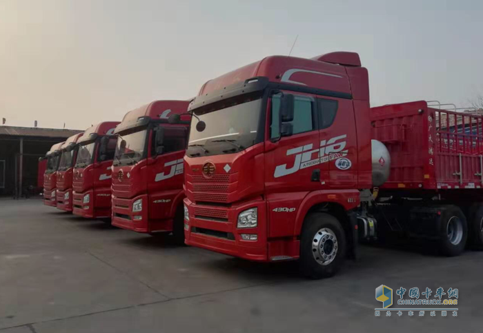 搭載解放動(dòng)力奧威CA6SM3發(fā)動(dòng)機(jī)的解放JH6卡車(chē)