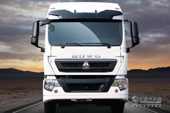 全新一代豪沃TX高頂雙臥六米八載貨車(chē)采用新材料、新工藝，科技降重，底盤(pán)自重僅為5噸