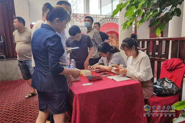 不斷有客戶帶著定金和客戶經(jīng)理對(duì)接