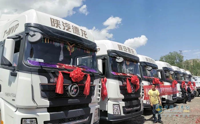 搭載“濰柴WP13發(fā)動機(jī)+法士特變速器+漢德車橋”動力總成的陜汽牽引車