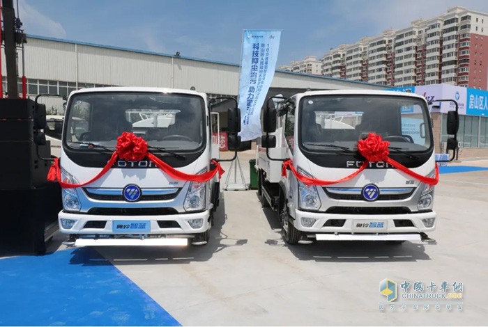 　活動(dòng)現(xiàn)場準(zhǔn)備交付的福田智藍(lán)新能源抑塵車產(chǎn)品