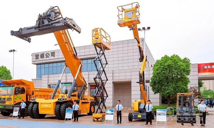 從右至左車型依次為：電動(dòng)平衡重式叉車、曲臂移動(dòng)式升降工作平臺(tái)、剪叉式高空作業(yè)平臺(tái)、45噸電動(dòng)集裝箱正面吊