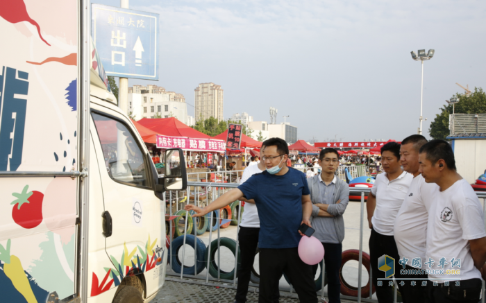 飛碟工作人員現(xiàn)場(chǎng)繞車講解