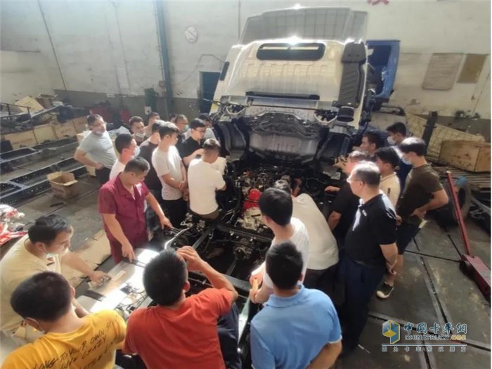 圍繞國六整車，培訓(xùn)老師實(shí)操演示