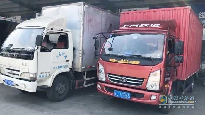 盧姐的躍進輕卡，左側為第一輛車