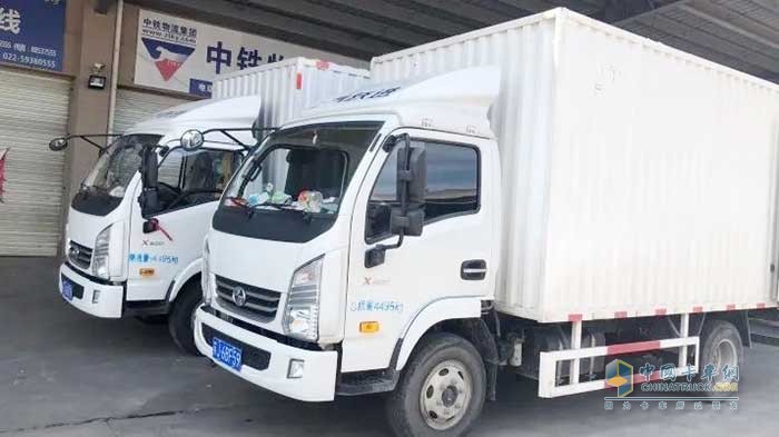 盧姐的躍進輕卡，左側為第一輛車