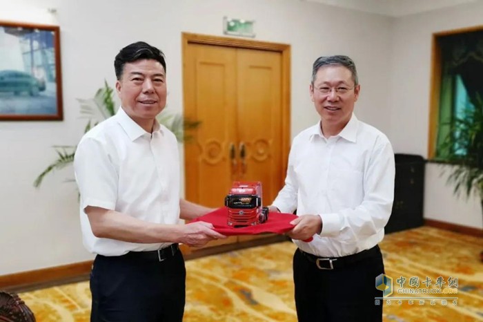 一汽解放黨委書(shū)記、董事長(zhǎng)胡漢杰贈(zèng)予嚴(yán)鑒鉑董事長(zhǎng)一輛解放車(chē)模