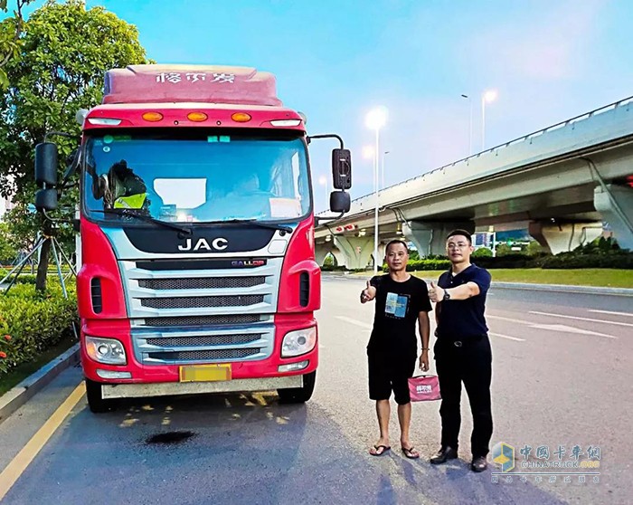 ?深圳經銷商代表贈送關銳明格爾發(fā)V7車模