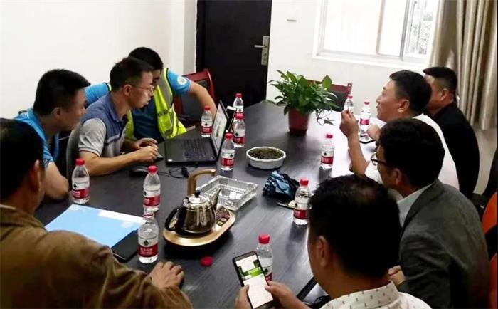 三一重工員工對(duì)攪拌車(chē)司機(jī)進(jìn)行理論培訓(xùn)