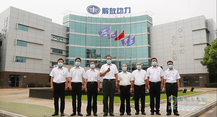 一汽解放總經(jīng)理助理，發(fā)動機事業(yè)部黨委書記、總經(jīng)理錢恒榮與其他與會領(lǐng)導(dǎo)參加會議