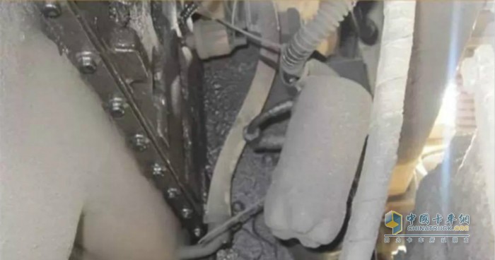 卡車(chē)停在地面久了會(huì)出現(xiàn)地面漏油的情況