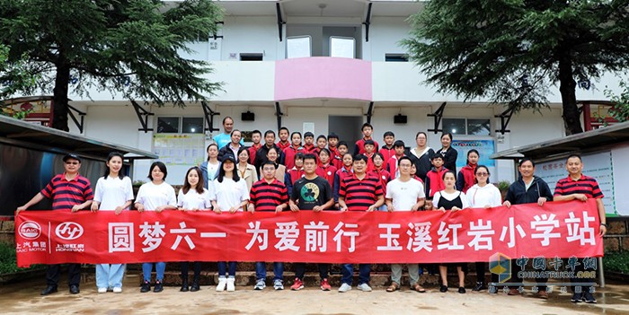 全體領導嘉賓以及全校師生合影