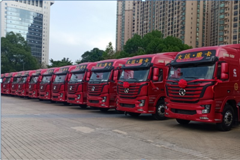 匹配康明斯動(dòng)力的20臺(tái)大運(yùn)重卡輕量化牽引車在英德順利交付