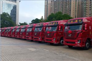 匹配康明斯動(dòng)力的20臺(tái)大運(yùn)重卡輕量化牽引車在英德順利交付