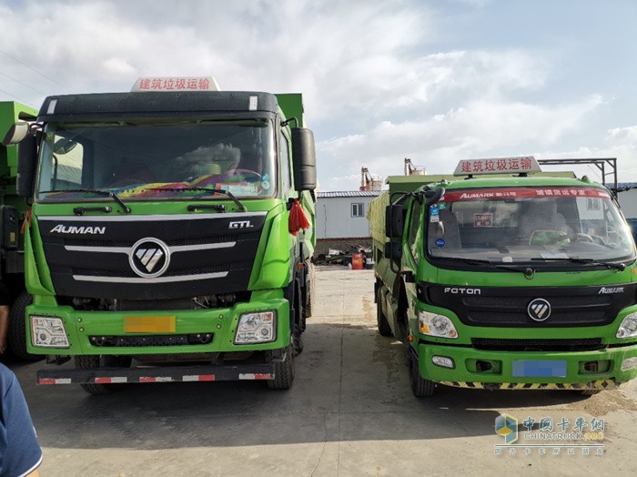 搭載福田康明斯F3.8發(fā)動(dòng)機(jī)的歐馬可小型渣土車（圖右）