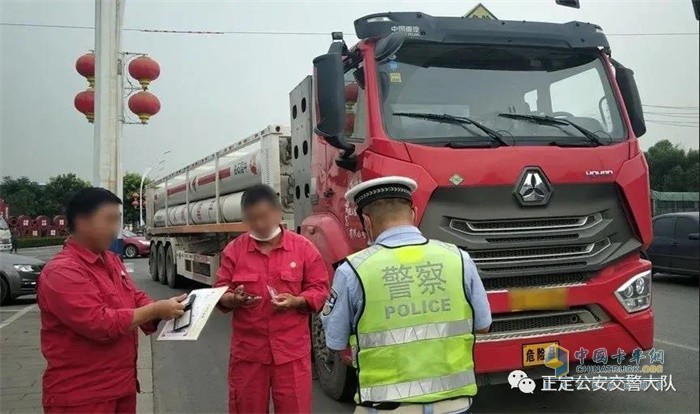 石家莊交警對危化品運(yùn)輸車進(jìn)行檢查
