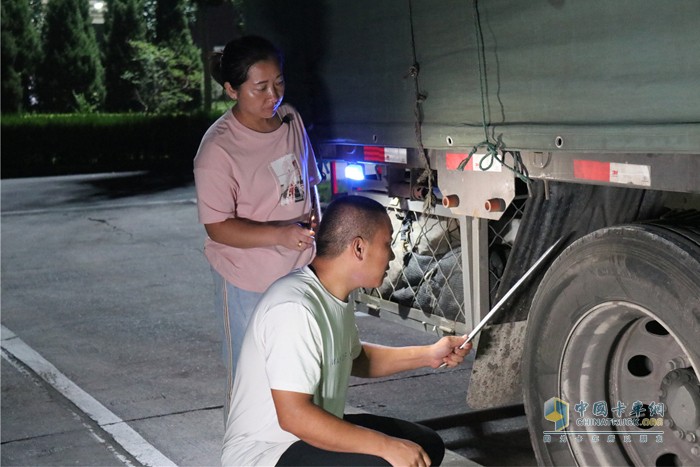 卡車(chē)夫妻寧俊峰/陳玲：解放J6L承載著我們的家庭