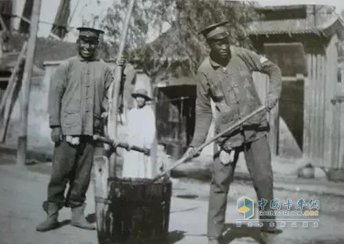 民國時期，環(huán)衛(wèi)清理簡單，兩個人、一個桶……