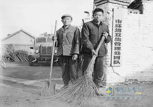 六十年代，大掃把，鐵锨的標配