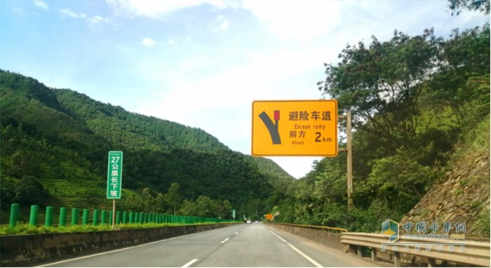 相約云南，與紅巖杰獅560大馬力牽引車一起征服昆磨高速27公里長坡