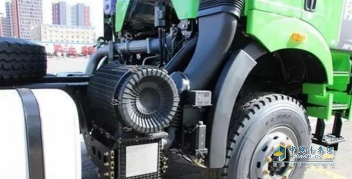 卡車發(fā)動機艙