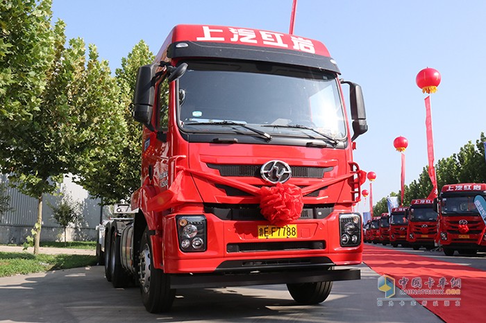 上汽紅巖杰卡牽引車(chē)