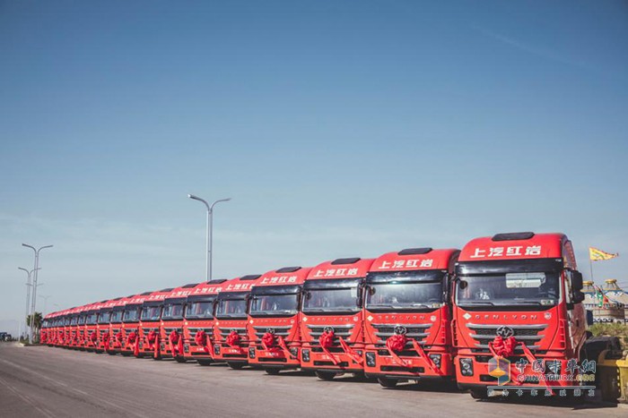 5月20日，紅巖杰獅C6 LNG集裝箱牽引車批量交付內(nèi)蒙古烏海