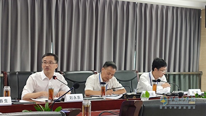 中國電力企業(yè)聯(lián)合會標(biāo)準(zhǔn)化中心主任劉永東宣讀聯(lián)盟宣言
