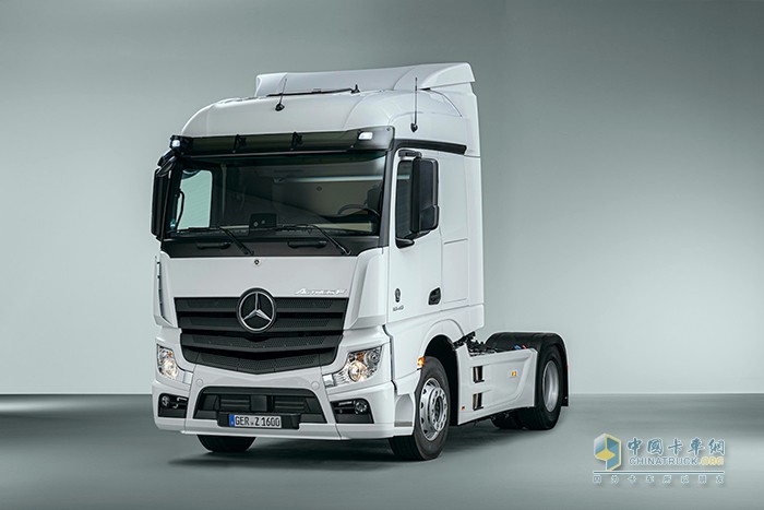 作為專門打造的純功能型卡車，梅賽德斯-奔馳全新Actros F在兼顧高性價(jià)比的同時(shí)，繼承了真正梅賽德斯-奔馳卡車的DNA