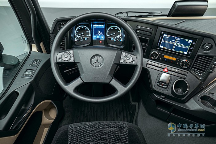 Actros F提供多媒體互動(dòng)駕駛艙、動(dòng)力系統(tǒng)預(yù)見性巡航等多種可選配置
