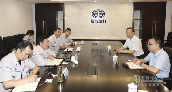 中國(guó)汽車工業(yè)協(xié)會(huì)副秘書(shū)長(zhǎng)李邵華一行赴解放動(dòng)力參觀交流